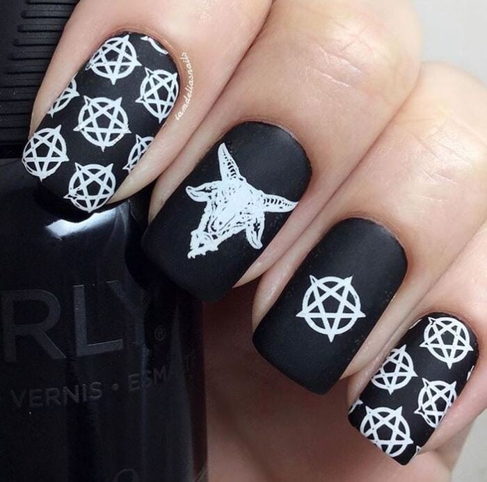 Black Halloween Nails - Witchcraft