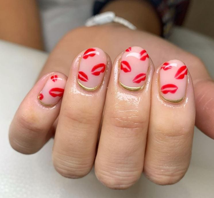 Valentines Nails - Red lips with gold detail