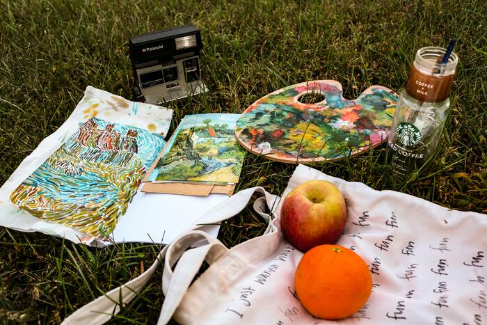 Cottagecore Aesthetic - picnic and painting