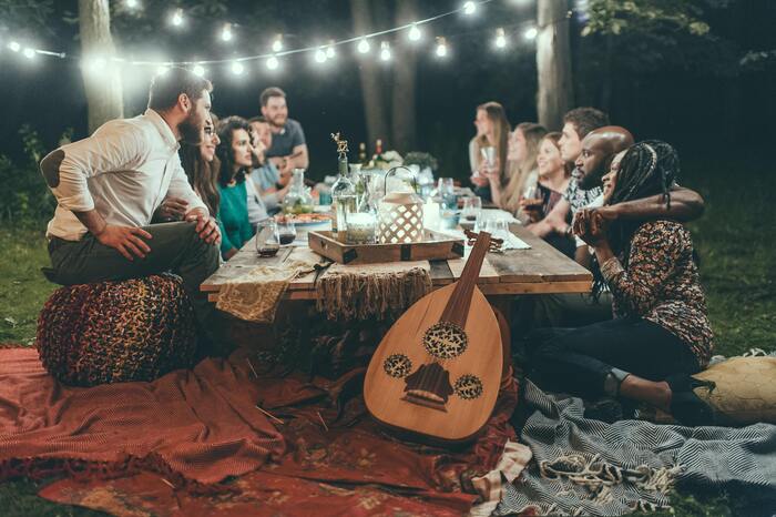 How to make friends as an adult - peopHow to make friends as an adult - people at dinner outdoorsle at dinner
