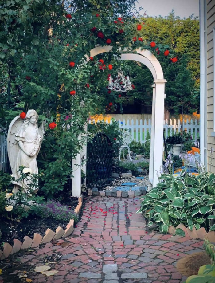 Salem Airbnb - Crombie Suite Gardens