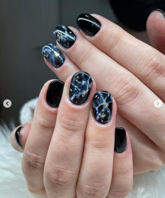 Black Nails - Black Marble With Gold Foil Accents