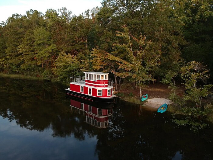 Romantic Airbnbs - Luxury Tugboat in Louisa, Virginia