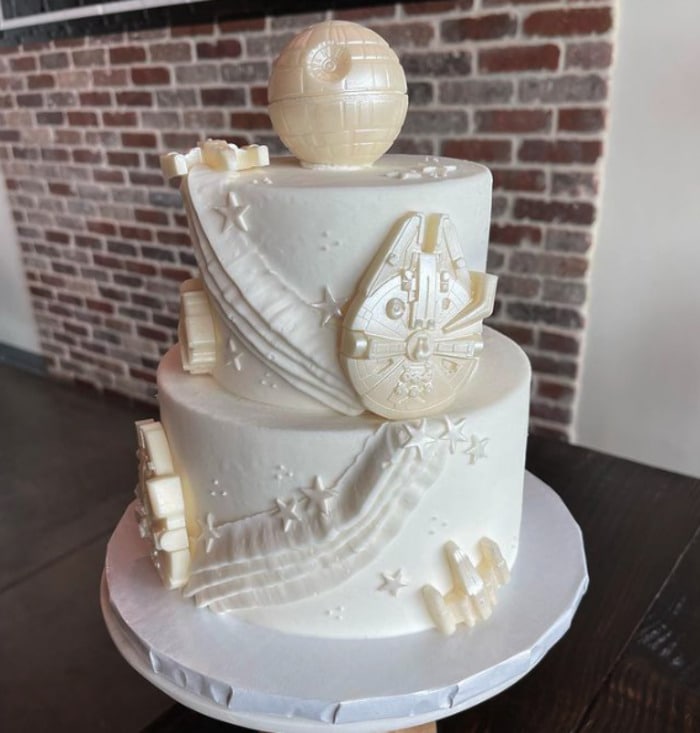 Star Wars Wedding Ideas - white symbols cake