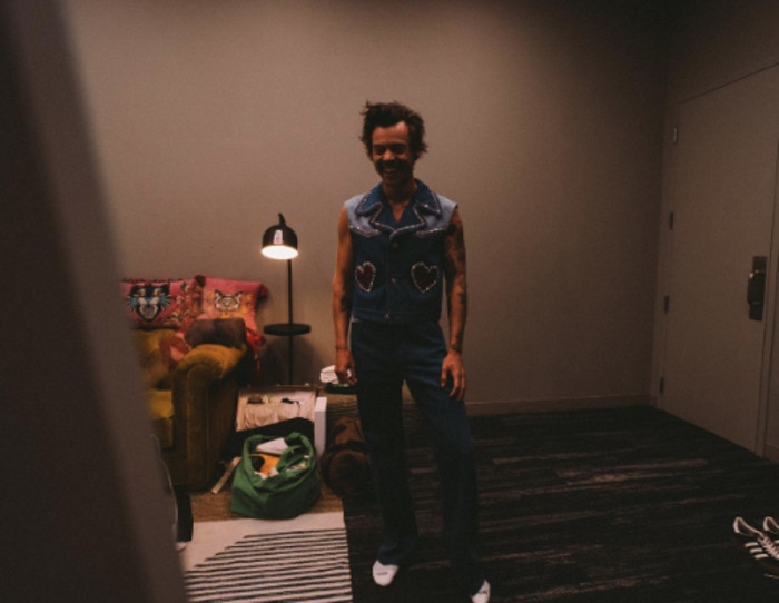 Harry Styles outfit ranking- Harry Styles in dressingroom