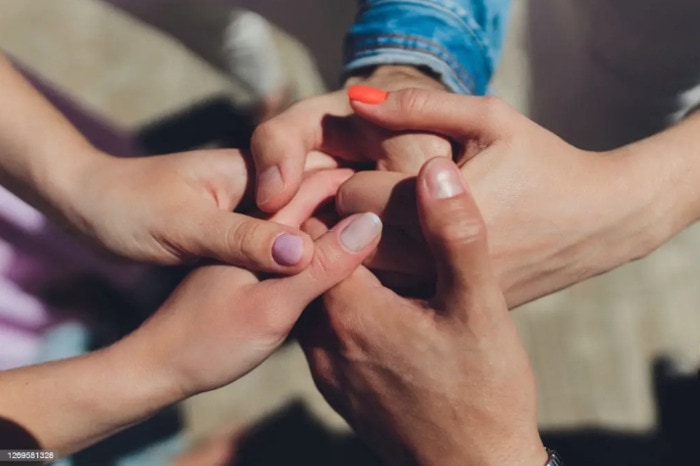 What does polyamorous mean- five people holding hands