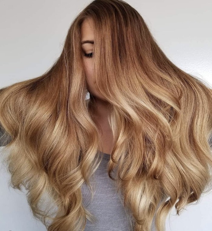 Fall hair color trends 2023 - honey blonde