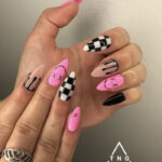 Black and pink nails - mismatched