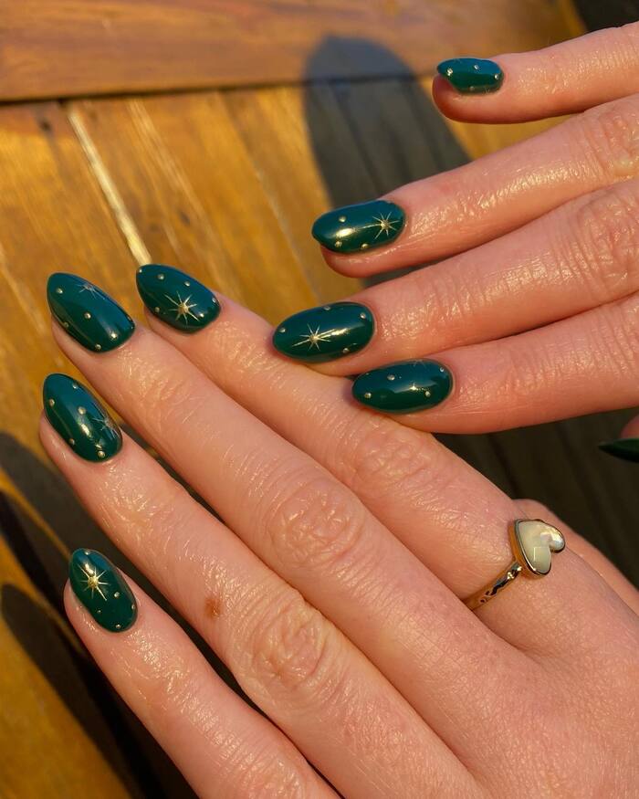 December Nail Designs 2023 - Go green (and gold)